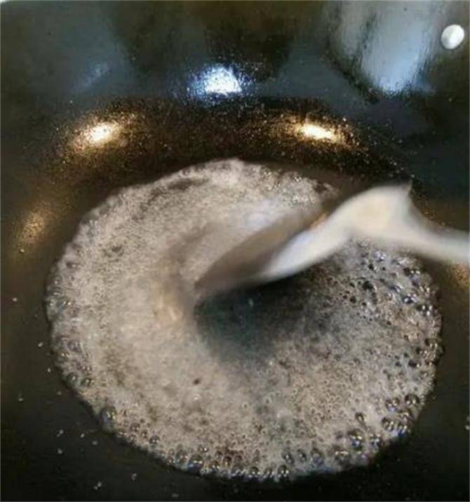 白糖怎么炒出糖霜？怎样用白糖做糖霜？