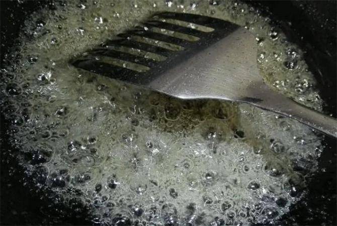 白糖怎么炒出糖霜？怎样用白糖做糖霜？
