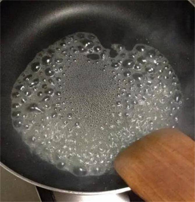 白糖怎么炒出糖霜？怎样用白糖做糖霜？